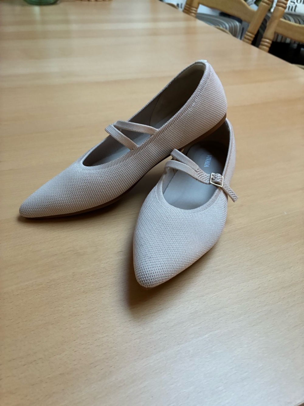 Vivaia Pointed Mary Jane Flats in Light Beige. Pretty straps Size 43 (11) Classy